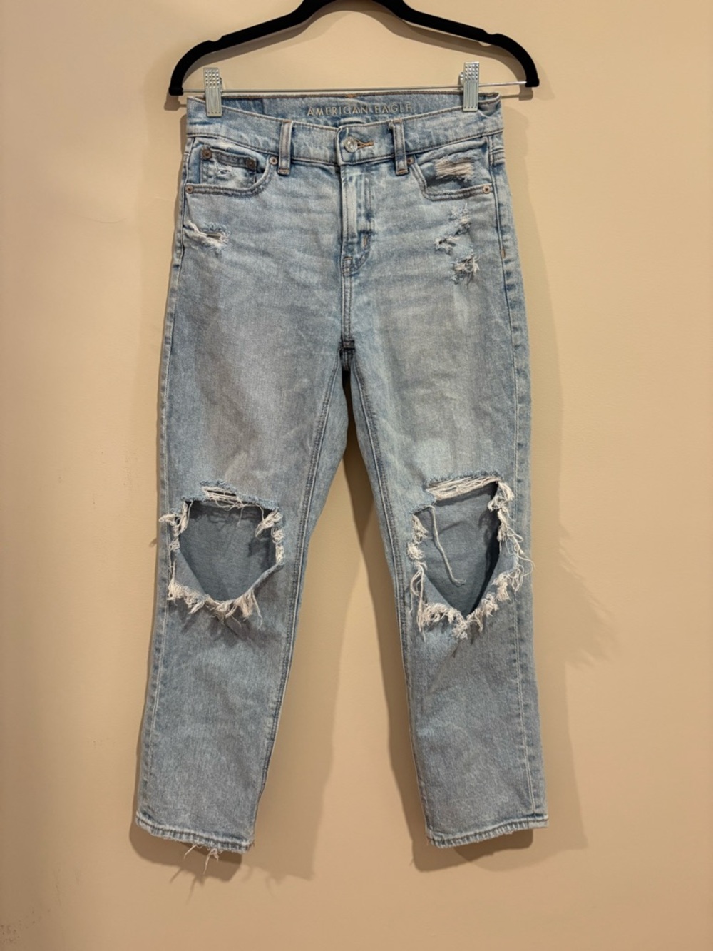 #73 American Eagle NWOT Light Wash Distressed Jeans(super HR ankle straight)